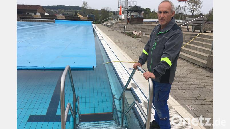 Diese Treppe zum Schwimmerbecken hat Bademeister Hubert Horn mit seinen Mitarbeitern erst eingebaut. &quot;Wir waren nicht sicher, ob sie zum Saisonbeginn geliefert wird.&quot; Bild: ihl