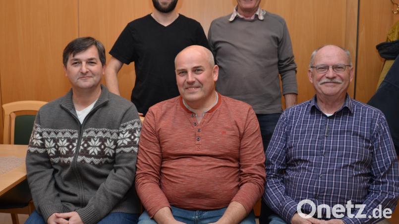 Norbert Puff und Manfred Karl (sitzend, von links) stehen dem Kegelclub &quot;Rot-Weiß&quot; vor. Christian Wildenauer (hinten, rechts) ist seit 50 Jahren Mitglied im Verein und erlebte die Hochzeit des Kegelclubs. Kassenchef ist weiterhin Hermann Bibel (sitzend, rechts) und Sportwart Johannes Sier, hinten, links). Bild: dob