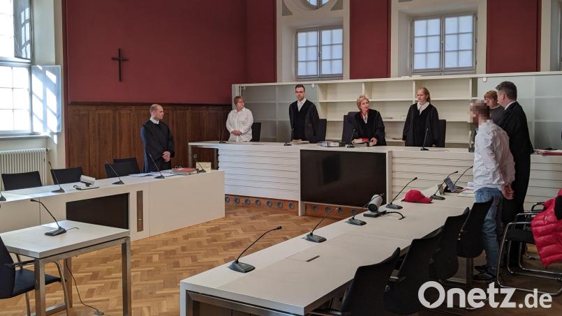 Die Verfahrensbeteiligten im Gerichtssaal in Amberg: Im weißen Hemd der Angeklagte, in der Mitte der Richterbank die Vorsitzende Richterin, Landgerichts-Vizepräsidentin Jutta Schmiedel, und links Oberstaatsanwalt Tobias Kinzler. Bild: rsc