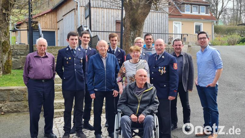 Familie, Bekannte, Nachbarn und Vereine gratulierten Theo Dittmann (Vierter von links) zum 80. Geburtstag. Bild: Andrea Träger/exb