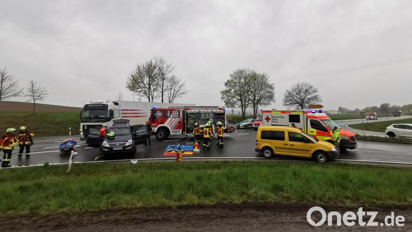 Zwei Unfälle ereigneten sich am Freitagnachmittag innerhalb weniger Minuten auf der B 22 bei Kemnath. Eineinhalb Stunden war die Bundesstraße zwischen Schönreuth und Kemnath gesperrt. Bild: mde