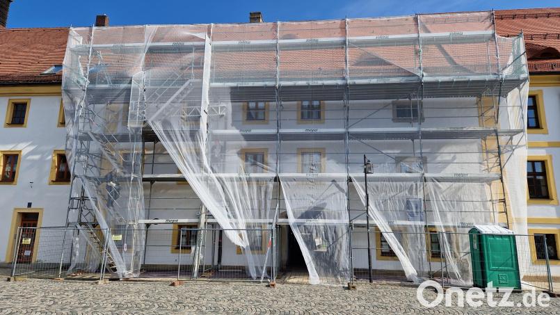 An der Fassade des Anwesens Johannisplatz 9 bis 11 ist ein Gerüst aufgebaut worden. Die seit Jahren nötige Dachsanierung beginnt in den nächsten Wochen. Bild: hmr