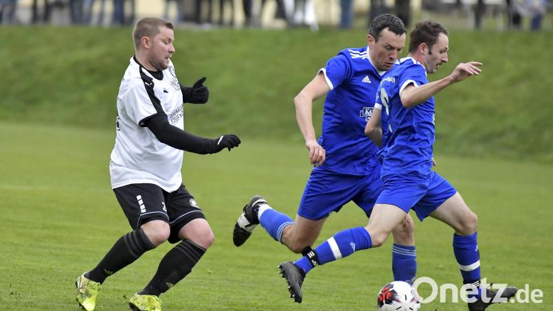 Die Luft wird dünn für die SG Ursulapoppenricht im Abstiegskampf. Erschwerend kommt dazu, dass Torjäger Michael Jonczy (links) im Heimspiel gegen Königstein ausfällt. Archivbild: Hubert Ziegler
