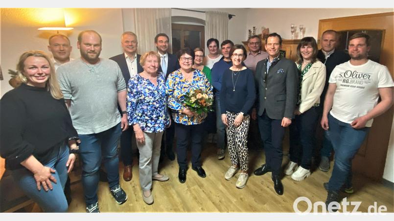 CSU-Kreisvorsitzender Stephan Oetzinger (Sechster von links), Bundestagsabgeordneter Albert Rupprecht (Vierter von rechts), Bürgermeister Thomas Meiler (Vierter von links) und die Geehrten Cilly Rosner (Fünfte von links) und Angela Werner (Sechste von rechts.) freuen sich über das einstimmige Votum für Vorsitzende Christina Rosner (Siebte von links), ihre Stellvertreter Hans Peter Ottlinger (Siebter von rechts), Bianca Kraus (Achte von rechts), Schriftführer Peter Schmidt (Zweiter von rechts) und Kassier Alfons Riedl (Fünfter von rechts) und die Beisitzer. Bild: CSU Flossenbürg/exb