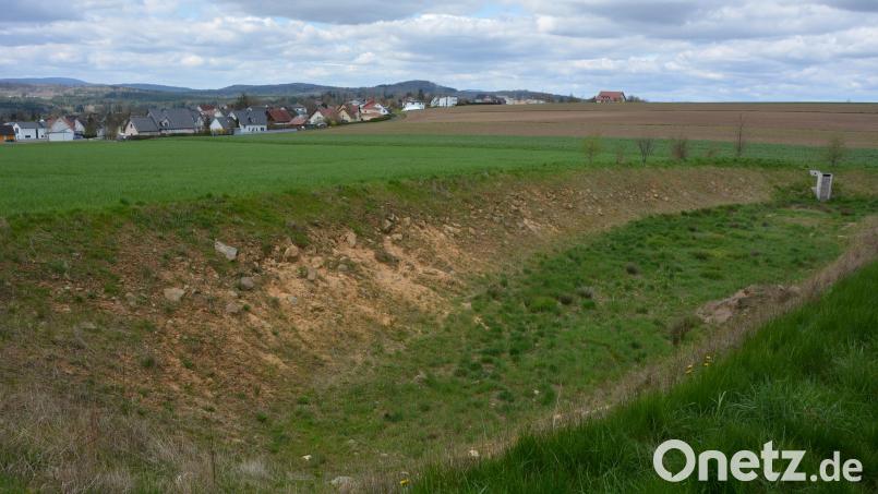 Eine von zahlreichen geplanten Maßnahmen: Im Zuge des Flurneuordnungsverfahrens soll dieser bereits bestehende Rückhaltebereich in der Nähe des Konnsbergs weiter ertüchtigt werden. Bild: jr