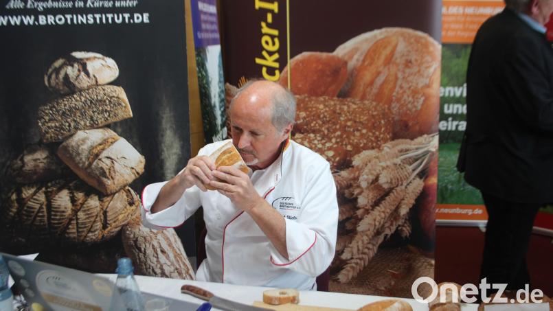 Manfred Stiefel nahm die Produkte bei der Brotprüfung genau unter die Lupe. Bild: sns