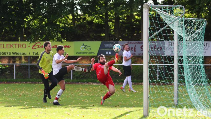 Mit einem Heimsieg gegen die SpVgg Wiesau will der TSV Waldershof den zweiten Platz in der Kreisliga Süd festigen. Das Hinspiel gewann der TSV (weiße Trikots) mit 5:0. Archivbild: Dieter Jäschke