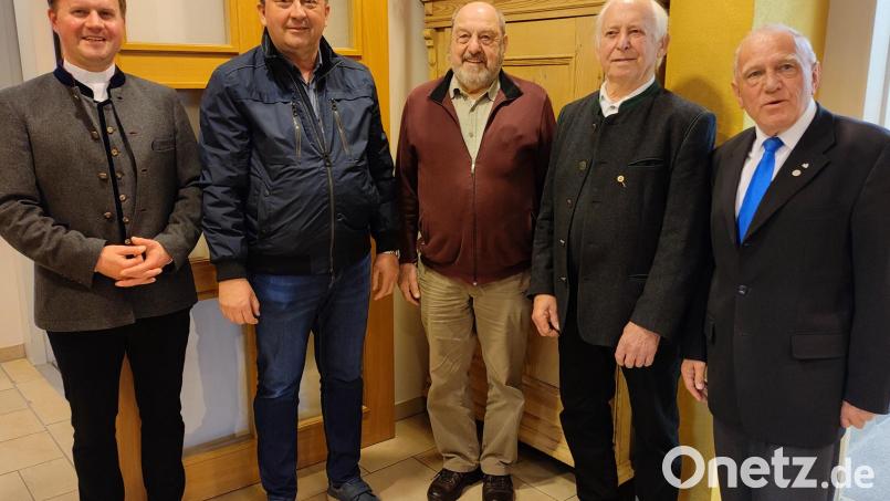 Hans Steinsdorfer (Zweiter von links) ist der neue Obmann der Männerkongregation. Das Bild zeigt ihn zusammen mit Stadtpfarrer Stefan Wagner (links), Zentralpräses Pater Josef Schwemmer (rechts) und den anwesenden Geehrten. Bild: Steinsdorfer/exb