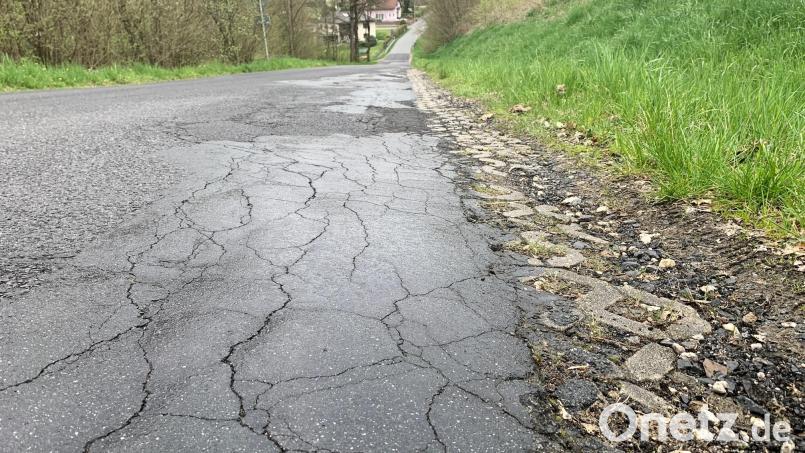 Der obere Teil der Straße nach Reiserberg gehört der Stadt Neustadt. Die möchte den Belag schleunigst instandsetzen, weil vor allem Fahrradfahrer auf der rechten Seite durch Risse und Schlaglöcher Stürze riskieren. Bild: Gabi Schönberger