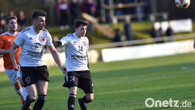 Immer den Ball und Aufstieg im Auge: SC-Torjäger Nico Argauer (links) und Teamkollege Fabian Geitner wollen ihren Teil dazu beitragen, dass der SC Luhe-Wildenau vorzeitig die Meisterschaft einfährt. Bild: A. Schwarzmeier