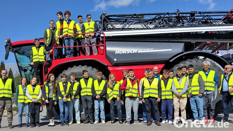 Schüler des Technikzweigs der FOS/BOS Schwandorf und die Austauschschüler aus Portugal besichtigten gemeinsam die Firma Horsch. Bild: Gleixner/exb