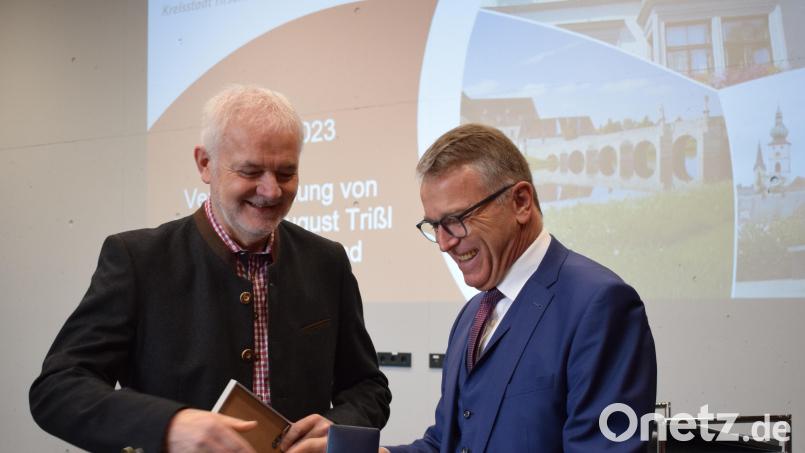 Nach seiner Laudatio überreichte Bürgermeister Franz Stahl (rechts) den nun ehemaligen Stadtkämmerer August Trißl die Bürgermedaille in Silber. Bild: szl