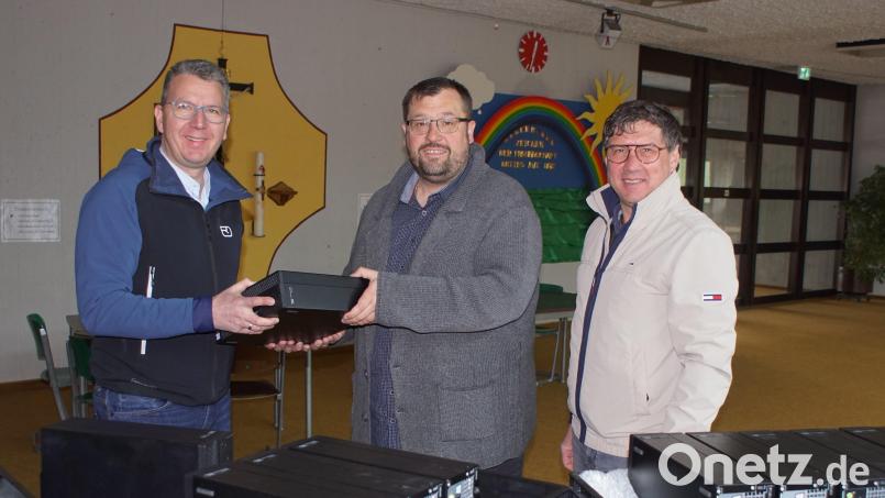 Stephan Irlbachers Firma &quot;Irlbacher Blickpunkt Glas&quot; spendet 20 Computer im Wert von 5000 Euro an die Grundschule Schönsee. Bild: Höcherl/exb