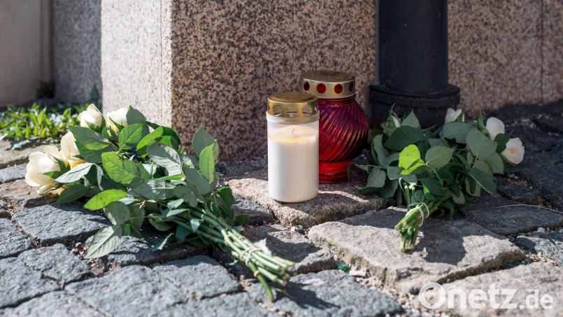 Blumen an der Zufahrtsstraße zum Kinder- und Jugendhilfezentrum in Wunsiedel, wo eine Zehnjährige tot aufgefunden wurde. Bild: Daniel Vogl/dpa