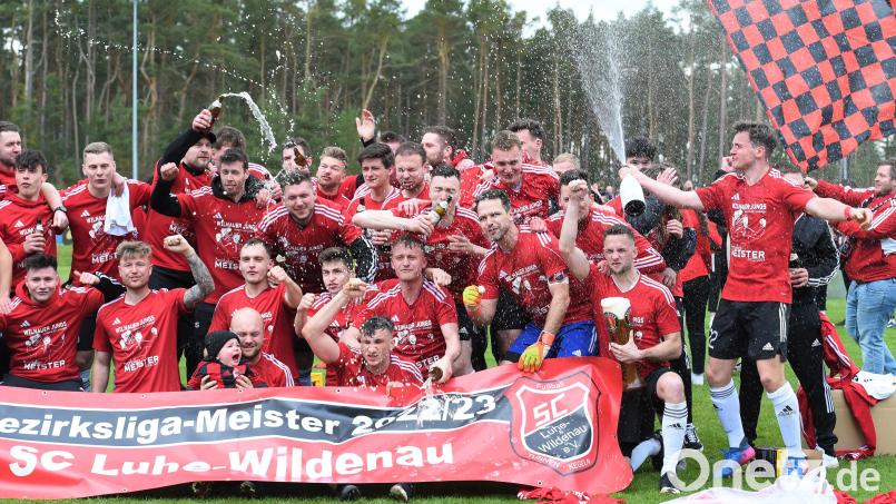 Jubel, Trubel, Heiterkeit: Der SC Luhe-Wildenau feierte nach dem Schlusspfiff die Meisterschaft in der Bezirksliga Nord. Bild: Büttner, Gerhard
