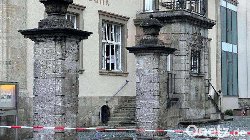 Splitter liegen vor einer Bankfiliale in Rothenburg ob der Tauber nach einer Geldautomatensprengung. Bild: Goppelt/Vifogra/dpa