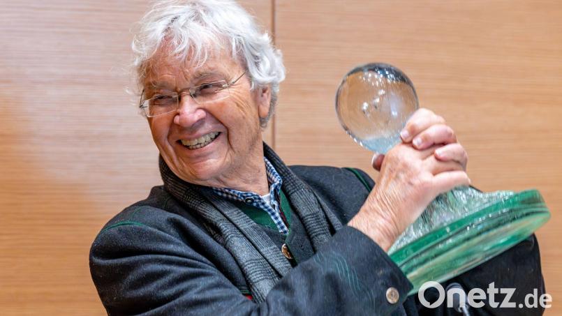 Weil er auf und abseits der Bühne Dialekt spricht, ist Kabarettist Gerhard Polt mit der „Bairischen Sprachwurzel“ ausgezeichnet worden. Bild: Armin Weigel/dpa