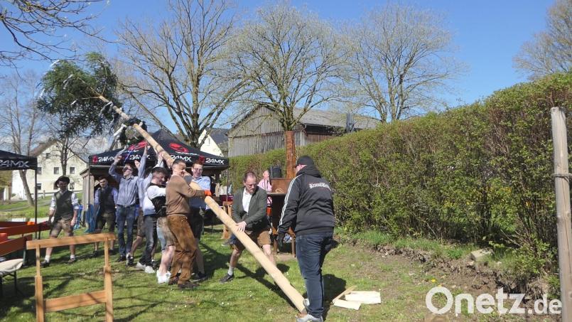Kräftige Männer packen in Püllersreuth bei Kirchendemenreuth an. Bild: ils