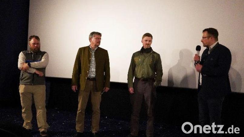 Die Forstleute Christoph Hübner, Wolfgang Pröls und Stefan Gradl diskutierten mit Martin Schmid von der Öko-Modellregion (von links) sowie den Besuchern über die Waldwirtschaft. Bild: Öko-Modellregion Steinwald-Stiftland/exb