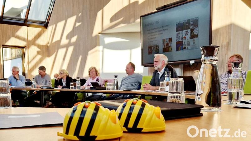 Diese kleinen Lern-Roboter in Bienenform (Bee-Bots) für Kinder aus der Gemeindebücherei durften während der Marktratssitzung von den Räten ausprobiert werden. Bild: Thomas Dobler