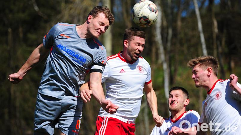 Der TSV Waldershof bezwang die SpVgg Wiesau mit 2:1. Hier bleibt Julian Fürst (links) Sieger im Luftkampf mit den Wiesauern Benjamin Lauton, Fabian Höfer und Nico Wolf (von links). Bild: Thomas Schrems