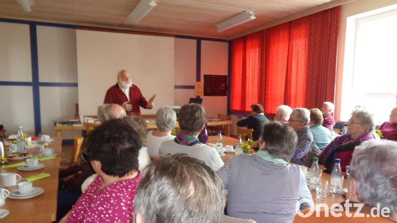 Pater Alfred Lindner erläutert beim Seniorentreff den Zusammenhang zwischen Bibel und Evolution. Bild: Mösbauer/exb