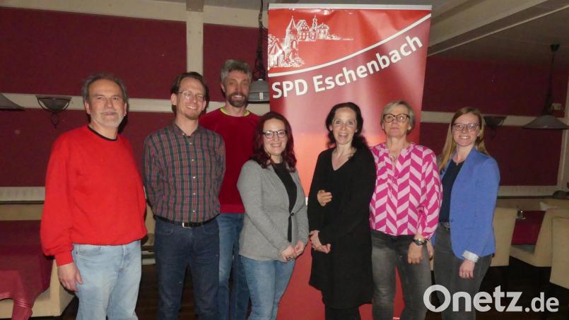 Karl-Georg Haubelt (links) und Nicole Bäumler (rechts) danken (von links) Andreas Wagener, Thomas Ott, Romana Ott, Karolina Forster und Karin Betzl für die Übernahme von Vorstandsaufgaben. Bild: rn
