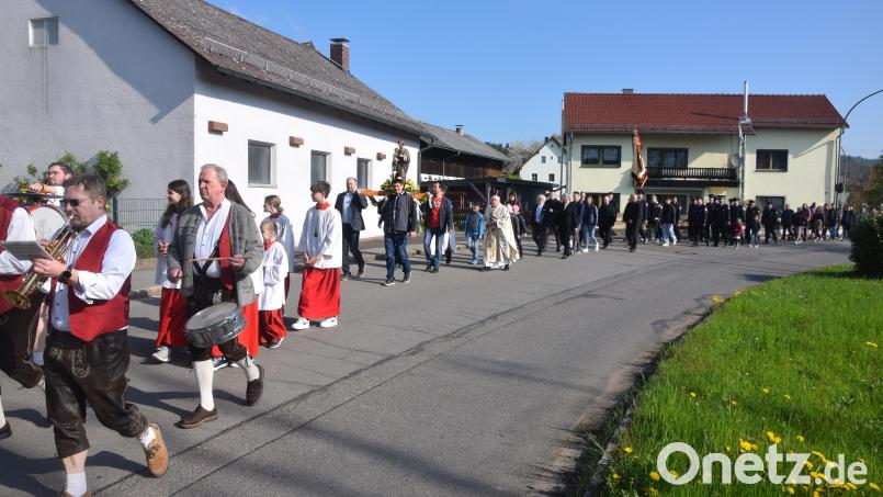 Ein langer Kirchenzug bewegte sich zum Patrozinium durch Bechtsrieth. Bild: fz