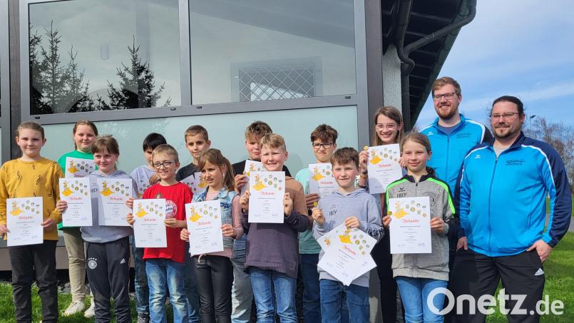 Die Bestplatzierten des Schützenvereins Ringelstein Ottengrün (RSO) in den einzelnen Klassen. Links Gabriel Scharnagl und Anna Zant vom RSO, von rechts Bezirks- und RSO-Trainer Alexander Scharnagl und Bezirksjugendleiter Valentin Kellner. Bild: Stefan Zant/Schützenverein Ringelstein/exb