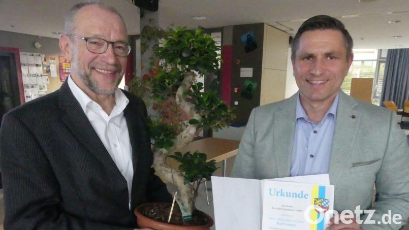 Mit einem Bonsai-Baum verabschiedet Bürgermeister Marcus Gradl Stadtrat und zweiten Bürgermeister Karl Lorenz, der auf eigenen Wunsch kürzer tritt. Bild: rn