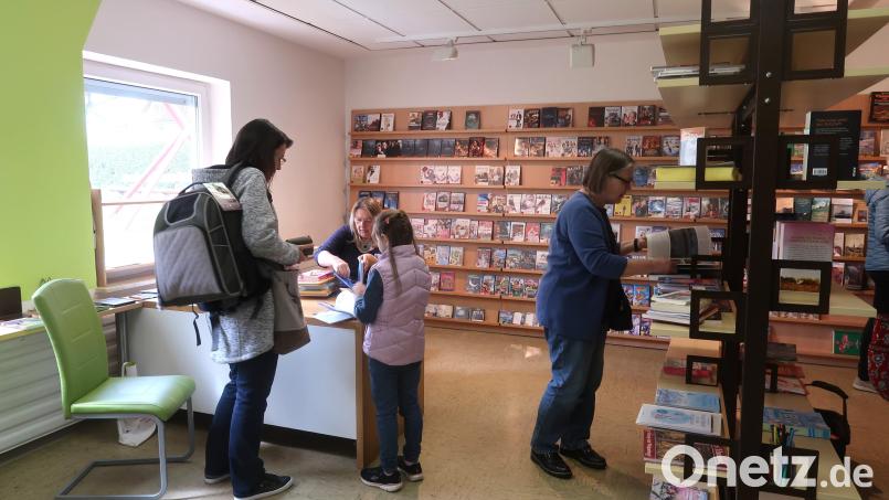 Die Tage der Pfarrbücherei Sorghof sind gezählt. Beim Abverkauf hat Leiterin Marianne Ringer (sitzend) noch einmal viel zu tun. Sie veräußert die Restbestände an Büchern und DVDs für 50 Cent pro Stück. Bild: rha