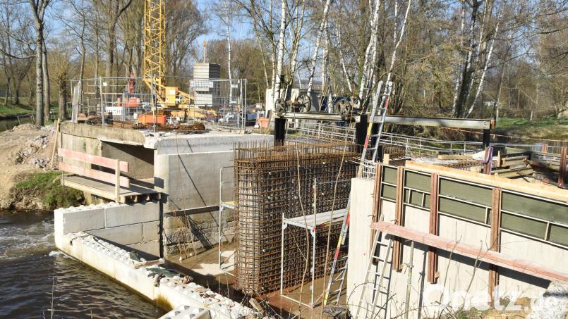 Die Arbeiten am Wehr, das für das Stadtbad das Wasser staut, ziehen sich noch hin. Bild: hcz