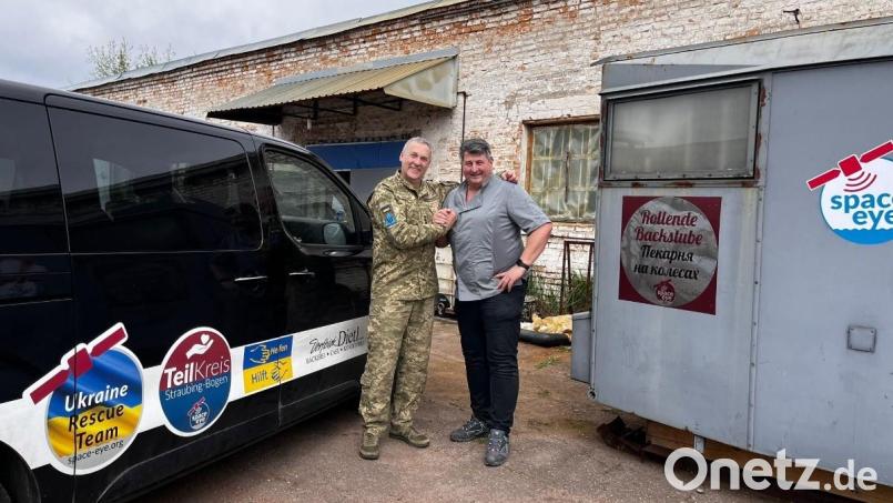 Übergabe der mobilen Bäckerei von Verkäufer Alexander Bylov an Bäckermeister Reiner Dietl (rechts). Bild: exb/Sea-Eye
