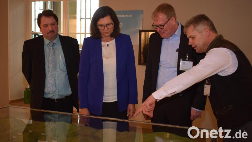 Anhand eines Modells zeigt stellvertretender Werksleiter Andreas Prem (rechts) der Landtagspräsidentin Ilse Aigner den Aufbau der Kraftwerksgruppe Pfreimd. Mit im Bild Ralf Schürkamp, Geschäftsführer Engie Deutschland Erneuerbare GmbH (Zweiter von rechts) und CSU-Vorsitzender Reinhard Schwarz (links). Bild: bnr