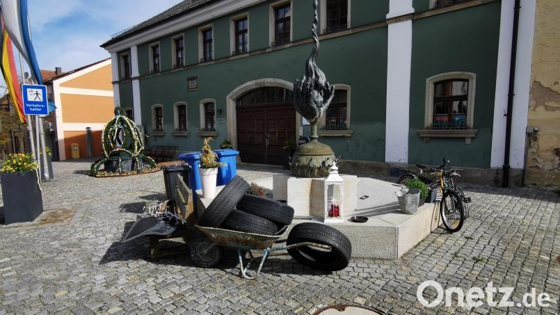 Ein besonderer Brauch in der Walpurgisnacht zum 1. Mai wird in Eslarn gepflegt: Alles was im Dorf nicht gesichert ist, wird von den Jugendlichen auf dem Vorplatz des Rathauses gesammelt. Bild: gz