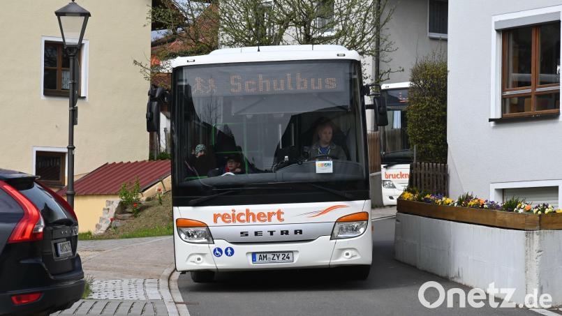 Sehr eng und gefährlich für Kleinkinder geht es in der Schulstraße zu, wenn die Schulbusse am evangelischen Gemeindezentrum vorbei Richtung Dorfplatz fahren. Die Einbahn-Regelung gilt vorläufig nur bis Ende 2024. Bild: gf