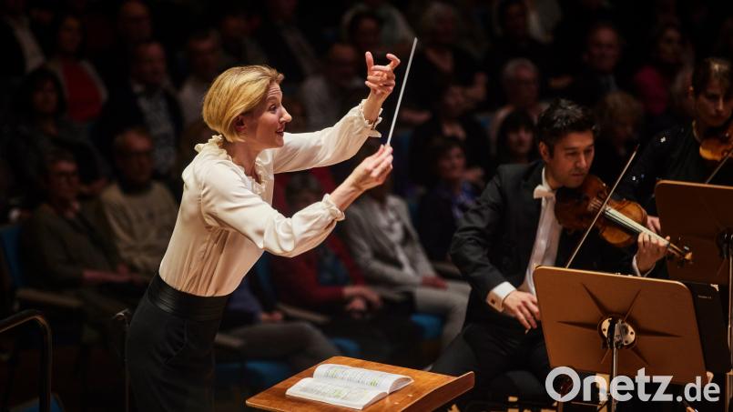 Joanna Mallwitz dirigiert ihr Abschiedskonzert in Nürnberg. Bild: Staatstheater Nürnberg / Ludwig Olah
