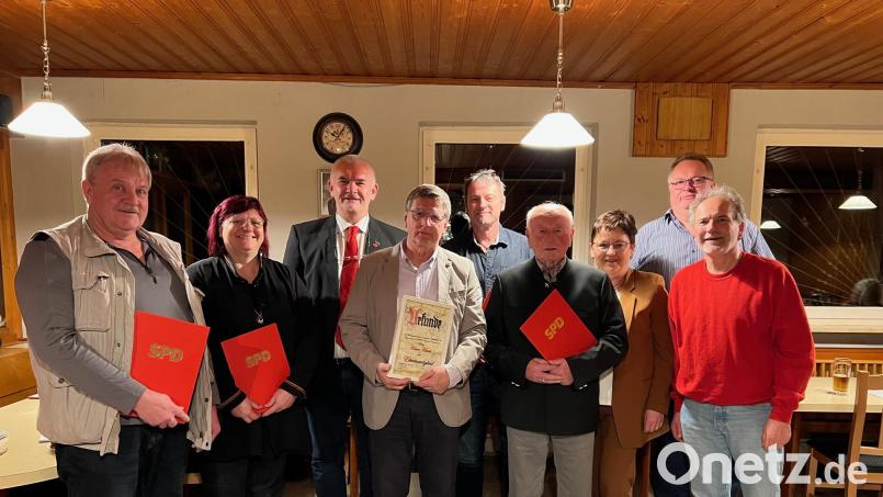 In der Jahreshauptversammlung ehrte Vorsitzender Uli Roth (Dritter von links) zahlreiche Mitglieder für ihre Treue zur SPD: Max Sieder jun. (von links), Karin Krenkel, Hans Mark, Thomas Kaiser, Xaver Rosner, Bezirksrätin Brigitte Scharf, Wolfgang Bauer und Landtagskandidat Karl Georg Haubelt. Bild: vsr