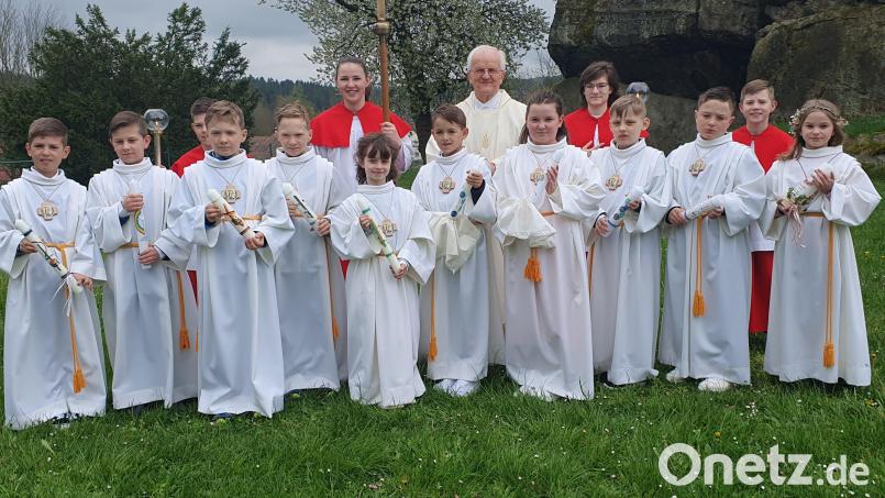 Stadtpfarrer Josef Häring und die Ministranten freuten sich mit den Kommunionkindern Bild: mas