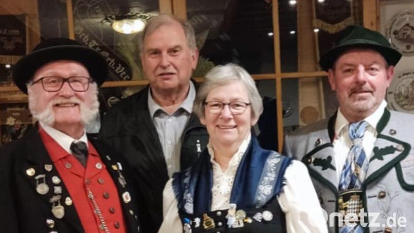 Gebietsvertreter Willi Binner (vorne, von links) mit Tante Christa sowie (hinten, von links) Zweitem Bürgermeister Albert Sollfrank und Vorsitzendem Bernhard Stich. Bild: Gemeinde Kulmain/exb