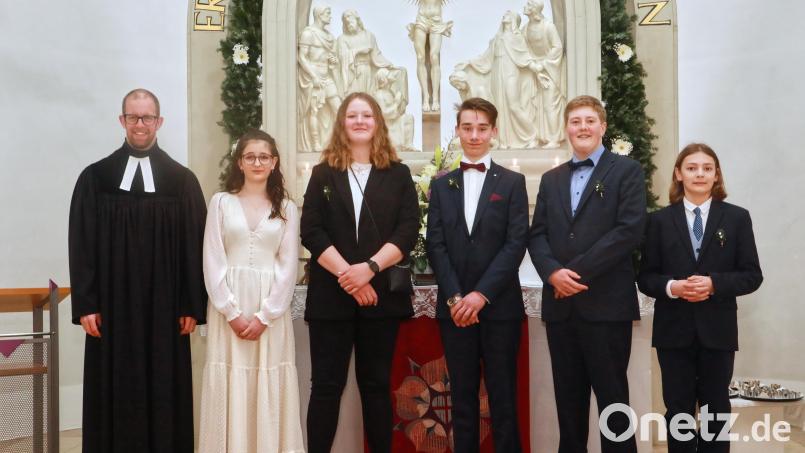 Pfarrer Manuel Sauer (von links) mit den Konfirmanden Lisa Lorenz, Lara Wunderlich, Nicolas Schmidt, Jonas Meißner und Marius Schieder. Bild: njn