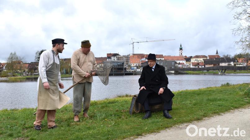 Auch im idyllischen Fischhofpark vor der Kulisse des Stadtteiches spielt eine Szene. Dabei dreht es sich natürlich um die Stadtteiche, wie sie entstanden sind, wie sie wieder aufgelassen wurden und um die Kammerteiche, die Tirschenreuth dank der guten Karpfenwirtschaft viel Geld eingebracht haben. Bild: ubb