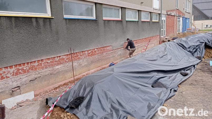 Bei der Generalsanierung der Grundschule müssen auch Außenwände freigelegt werden. Bild: fpoz