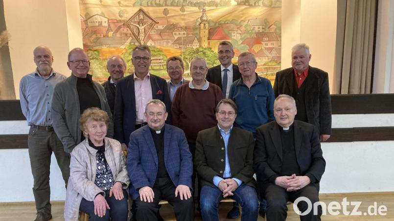 Der wiedergewählte Vorstand mit (stehend von links) dem Zweiten Bürgermeister der Stadt Plana, Pavel Nutil (Beisitzer), Klaus Steckbauer (Kassier), Herbert Konrad (Beauftragter für die Innenrenovierung von St. Anna), dem Tirschenreuther Bürgermeister Franz Stahl (Kassenprüfer), Dr. Maximilian Schön (Wallfahrtsleiter), Gerhard Wagner (Schriftführer), dem Mähringer Bürgermeister Franz Schöner, Werner Dittrich (Kassenprüfer) und Gerhard Bezenka (Beisitzer) sowie (sitzend von links) Rosa Schöner (Beisitzerin), Pfarrer Jiri Majkov (Beisitzer), Reinhard Legat (Vorsitzender), Stadtpfarrer Georg Flierl (Zweiter Vorsitzender). Bild: Paulus Mehler/exb