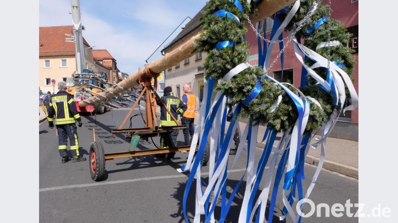 Ohne Probleme geht der Transport des Flosser Maibaums vonstatten. Bild: le