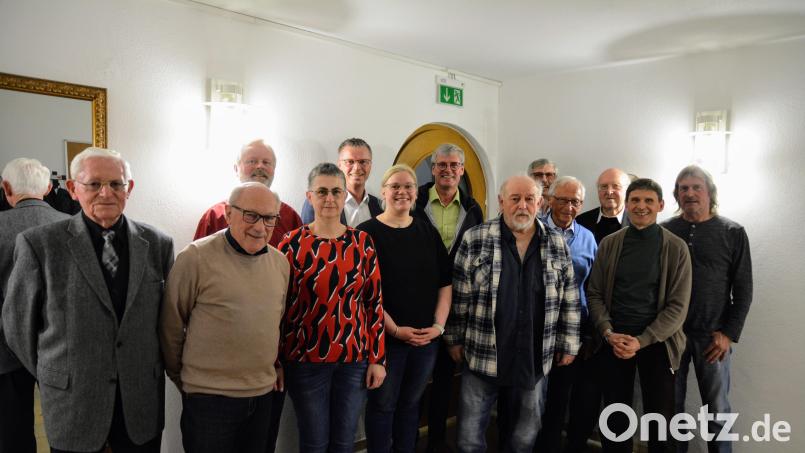 Der Ehenfelder Männerchor wählt einen neuen Vorstand (von links): die beiden ausgeschiedenen Mitglieder Alfred Hausmann und Werner Huber, Norbert Falk, Edith Dorner, Bürgermeister Hermann Falk, Chorleiterin Saskia Krügelstein, Sepp Falk, Adolf Gassner als Vertreter der Sängergruppe Amberg, Vorsitzender Wolfgang Falk, Helmut Sperber, Ruhestandspfarrer Konrad Kummer, Fritz Dietl und Bernhard Meier. Bild: fdl
