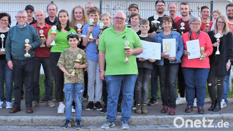 Für die besten Schützen und Schützinnen, die sich an der Stadtmeisterschaft in der Disziplin Luftdruckluftwaffen (Gewehr und Pistole) beteiligten, gab es Pokale bei der Siegerehrung. Bild: rgr