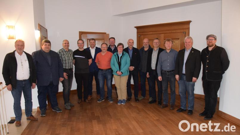 Beim Zentrum für erneuerbare Energien und Nachhaltigkeit in Ensdorf wurde ein neuer Vorstand gewählt. Vorsitzender bleibt Florian Junkes (Siebter von links). Landratsstellvertreter Stefan Braun (Fünfter von links) gratulierte dem neuen Vorstand. Bild: bö