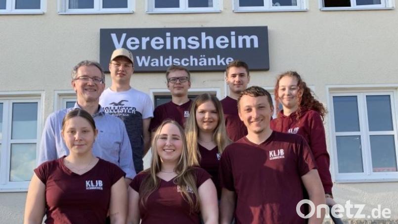 Neuwahlen standen bei der Jahreshauptversammlung der KLJB Schwarzach im Mittelpunkt. Das Bild zeigt den neuen Vorstand. Bild: Theresa Forster/exb