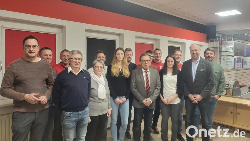 Einstimmig bestätigten die Mitglieder Willi Hagler als ersten Vorsitzenden und wählten Ulli Stich zur neuen Schriftführerin. Bild: bey